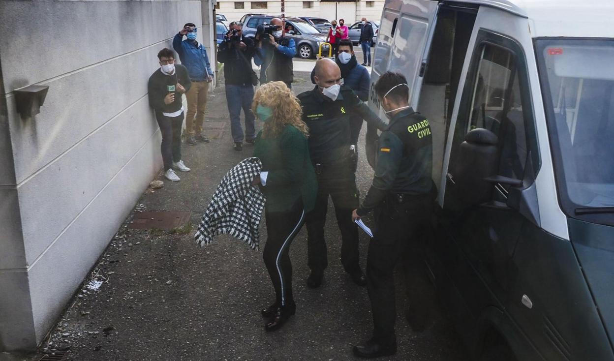 Momento en el que Carmen Merino compareció en los Juzgados de Castro Urdiales el 13 de noviembre del pasado año. 