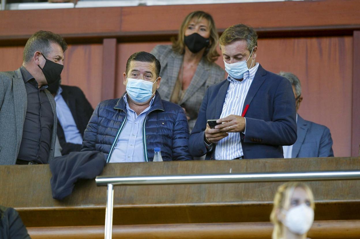 Pedro Ortiz y Alfredo Pérez, el miércoles en el palco de los Campos de Sport. 