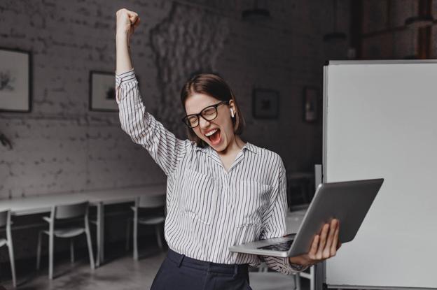 Emprendedora celebrando uno de sus éxitos.