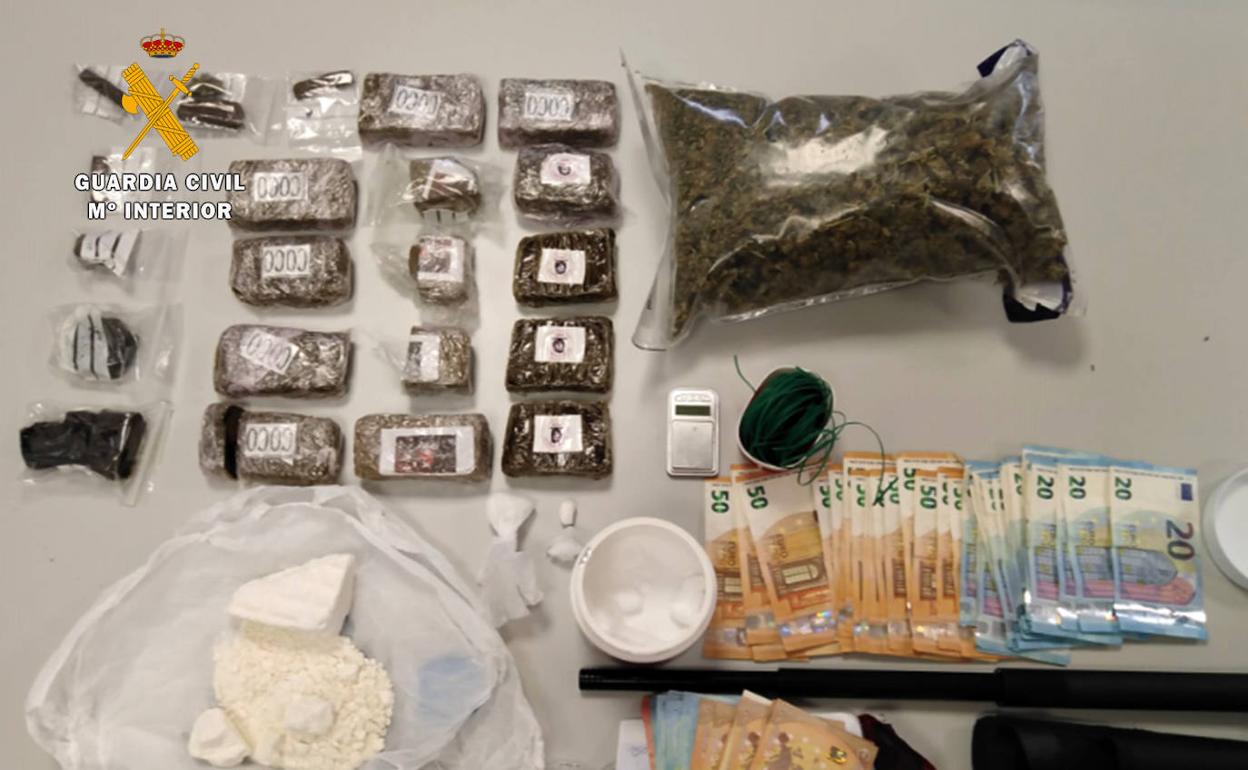 En la imagen, la droga, sustancia de corte y dinero intervenido tras realizar los registros