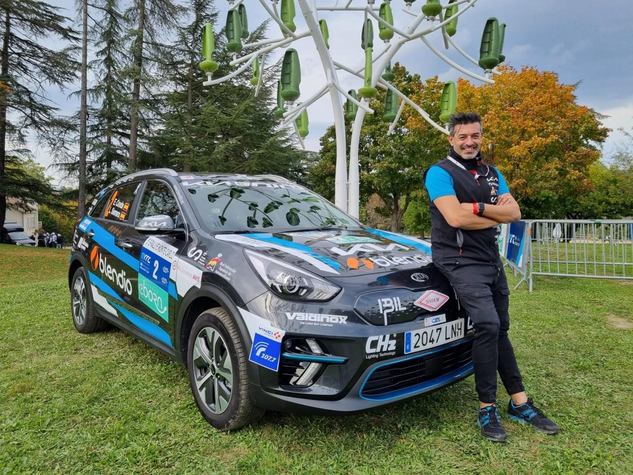Eneko Conde posa junto al coche eléctrico con el que se ha proclamado campeón del mundo. 