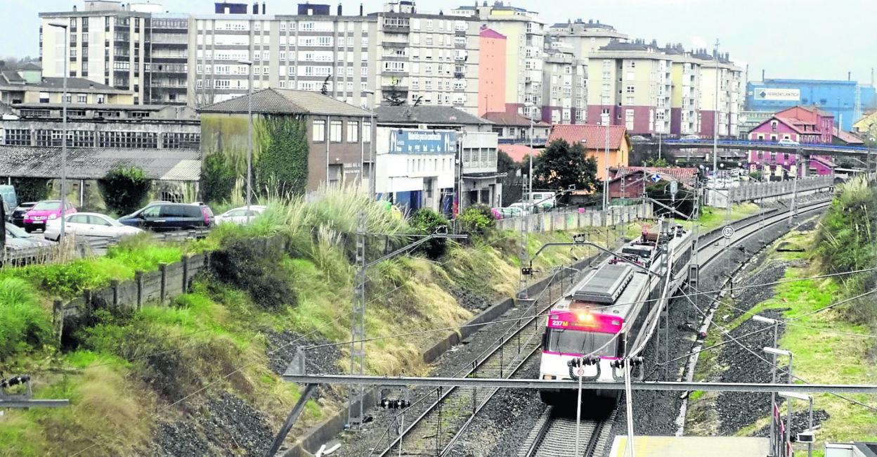 Un tren de Renfe, a su paso por el casco urbano de Maliaño-Muriedas, en Camargo. 