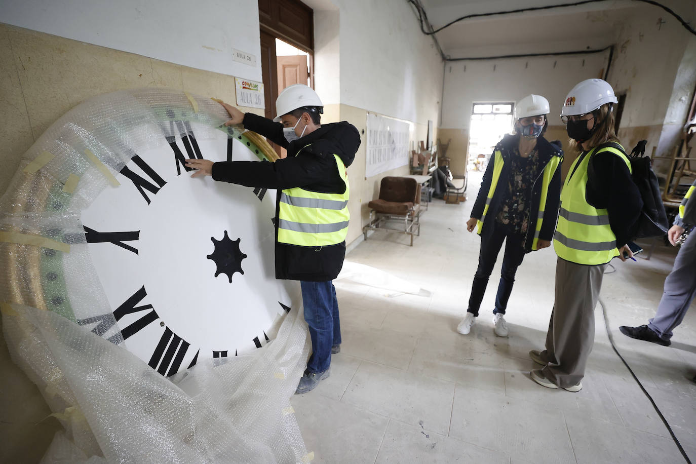 Fotos: Lienzos y muebles ya restaurados vuelven a la iglesia del Seminario Mayor de Comillas