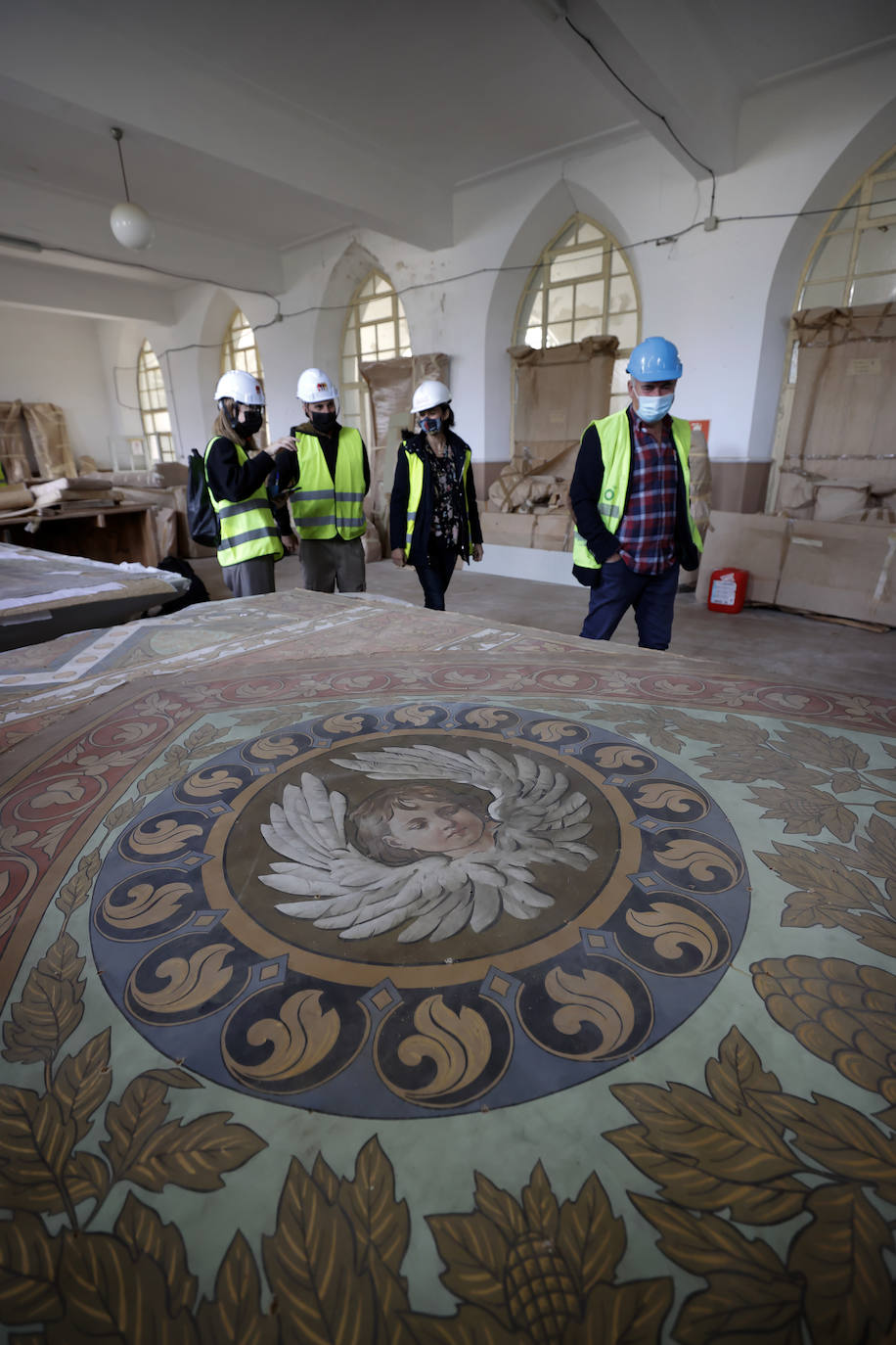 Fotos: Lienzos y muebles ya restaurados vuelven a la iglesia del Seminario Mayor de Comillas