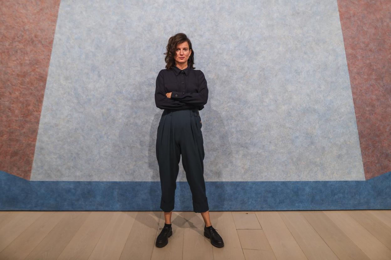 Bárbara Rodríguez Muñoz posa ante el dibujo mural de Sol Lewitt en la sede de la Fundación Botín en Pedrueca. 