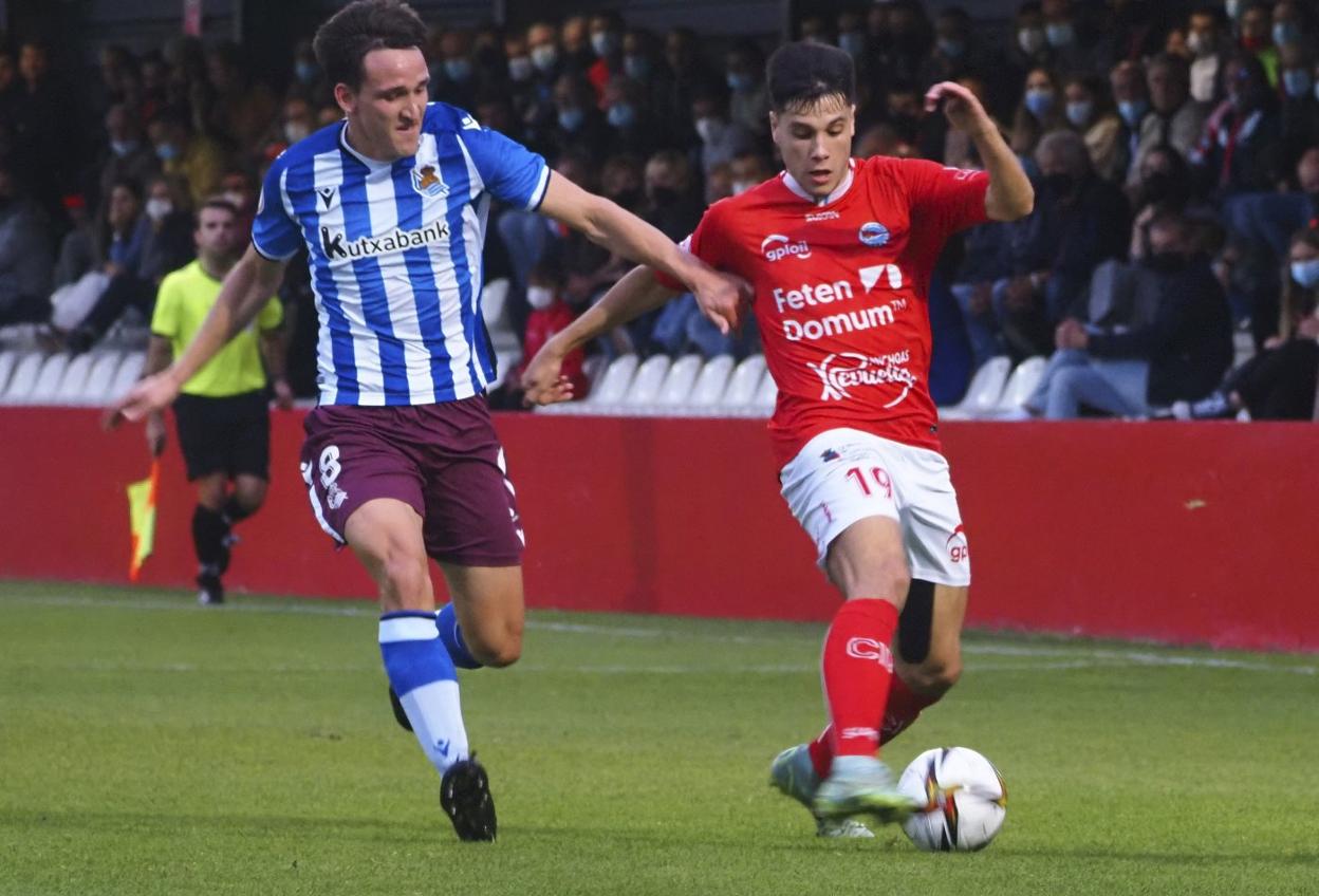 Ibarrondo, del Charles, y el realista Iker, ayer en San Lorenzo. 