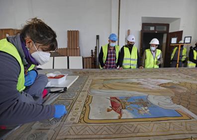 Imagen secundaria 1 - Salen a la luz los lienzos de la iglesia de Comillas para su restauración