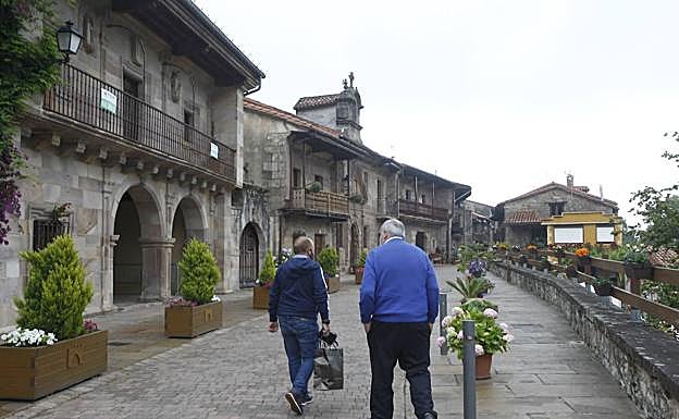 Galería. Vecinos por el pueblo el día que se conoció el premio regional.