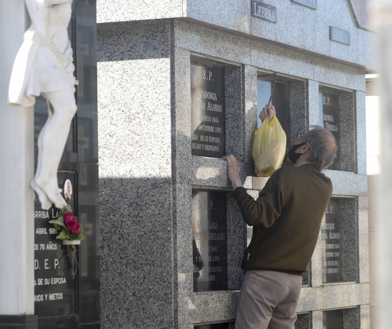 Escenas del Día de los Difuntos en el cementerio de Ciriego (Santander).