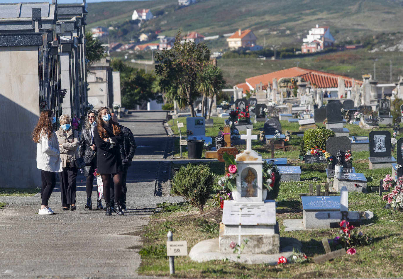 Escenas del Día de los Difuntos en el cementerio de Ciriego (Santander).
