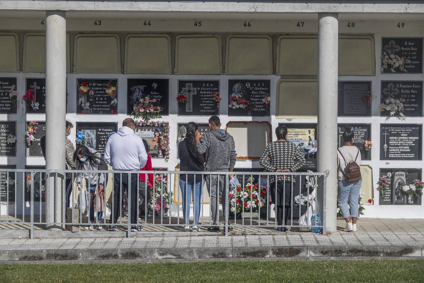 Escenas del Día de los Difuntos en el cementerio de Ciriego (Santander).