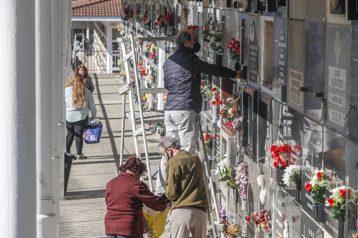 Escenas del Día de los Difuntos en el cementerio de Ciriego (Santander).