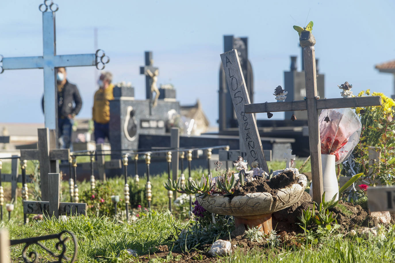 Escenas del Día de los Difuntos en el cementerio de Ciriego (Santander).