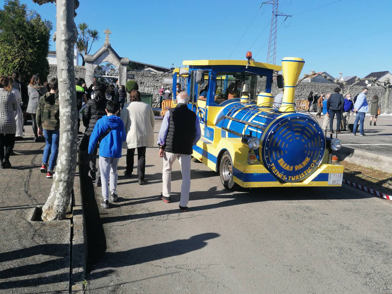 Gente llegando, a pie o en tren, al cementerio de Astillero, donde se celebró una misa al aire libre.
