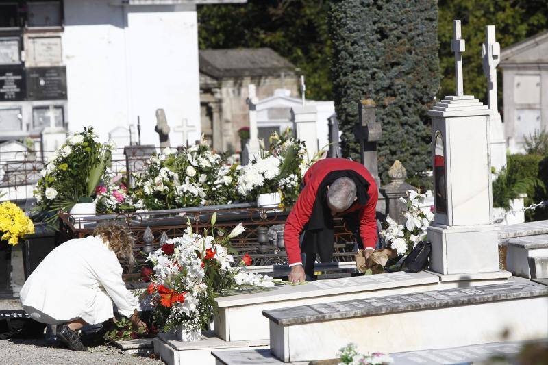 Escenas de Todos los Santos en el cementerio Geloria de La LLama (Torrelavega).