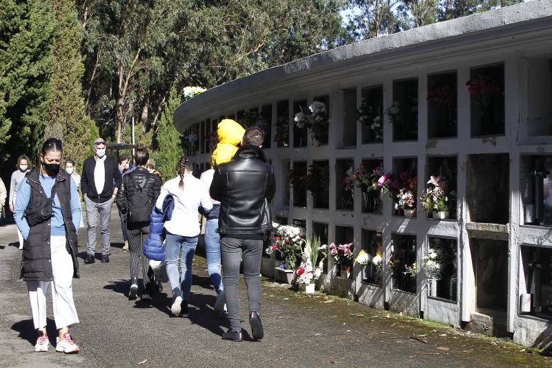Música para honrar la memoria de los difuntos en el cementerio Río Cabo de Torrelavega.