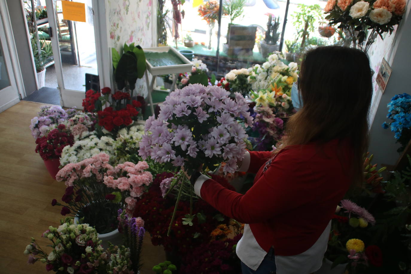 En la floristería de Emma Lezcano de Solares indican que el mal tiempo de ayer paralizó la venta y sólo se fue a tienda a por los encargos, pero que el sol de hoy por la mañana, bien temprano, animó a los más rezagados a ir a comprar sus ramos.