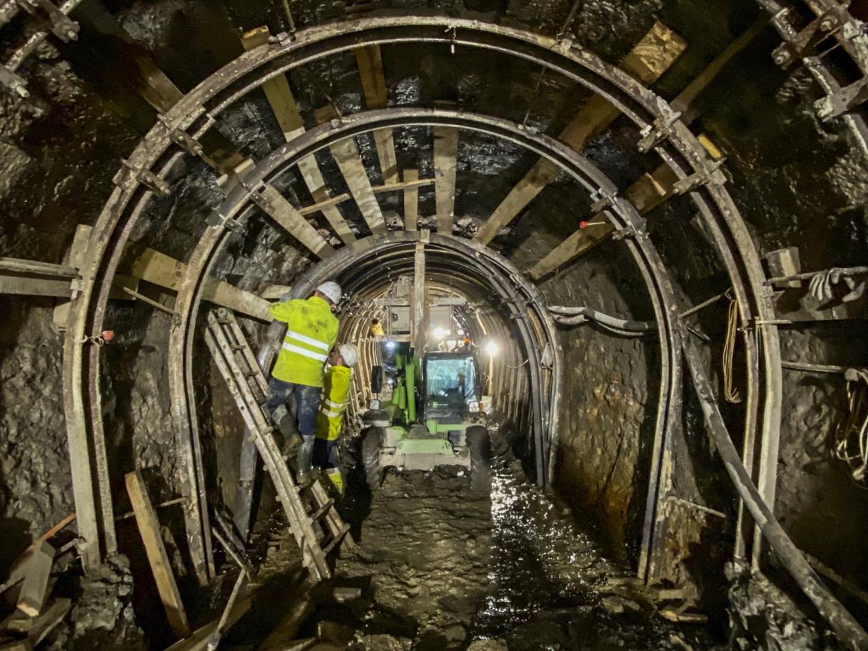 Los operarios trabajan en la zona del derrumbe, ya asegurada, con la máquina que se encargó de retirar el material. 