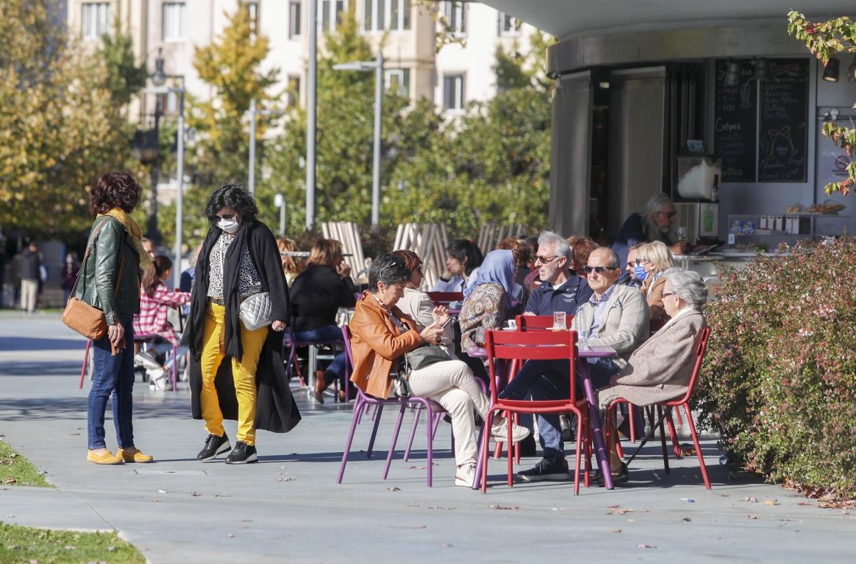 Vecinos y visitantes, ayer, en la terraza de un negocio de hostelería en los Jardines de Pereda, en Santander. 