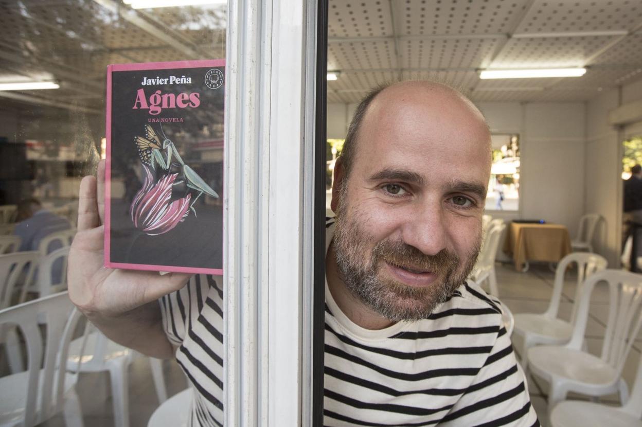 El autor gallego Javier Peña abandonó el periodismo para dedicarse a la literatura. 