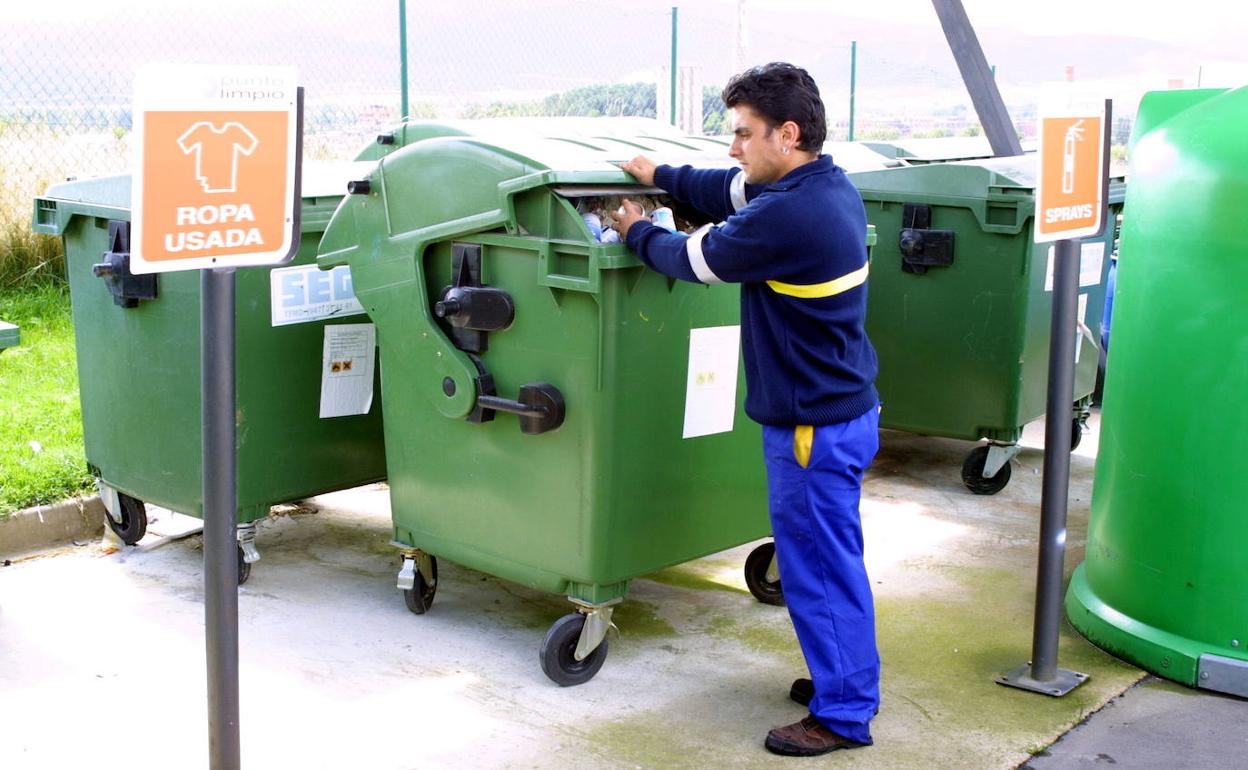 Imagen de archivo de un punto de reciclaje de ropa 