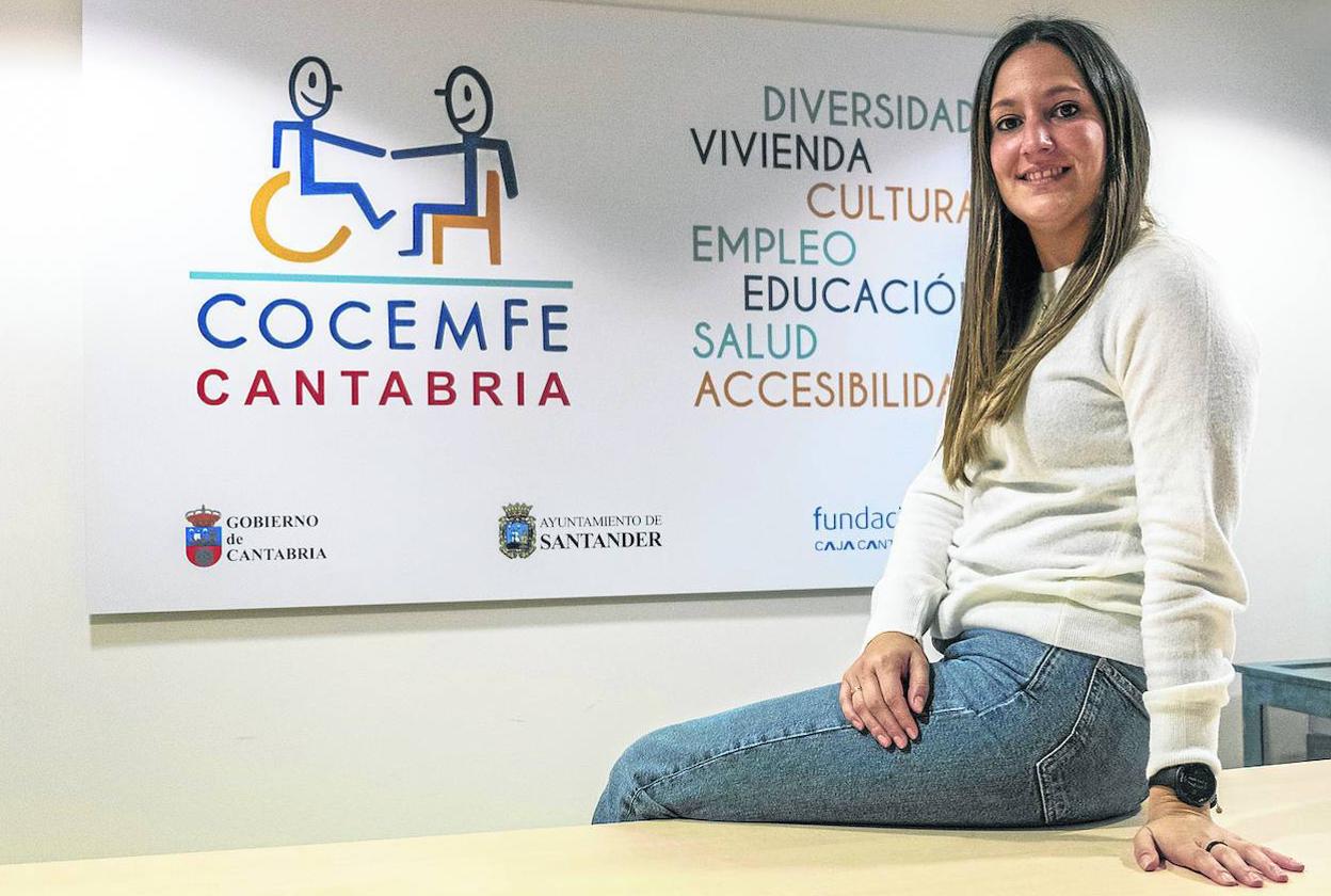 Laura Gutiérrez, en la sede de Cocemfe, en Santander. 