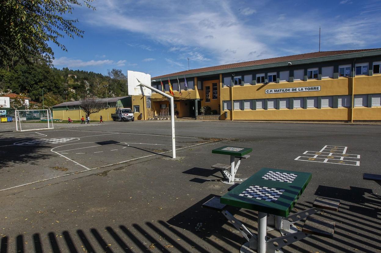Zona destinada a juego y deporte en el colegio público Matilde de la Torre, de Ganzo.