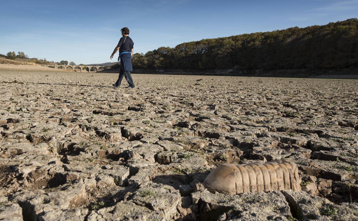 Estampa de la sequía que se registró en el Pantano del Ebro en el año 2017.