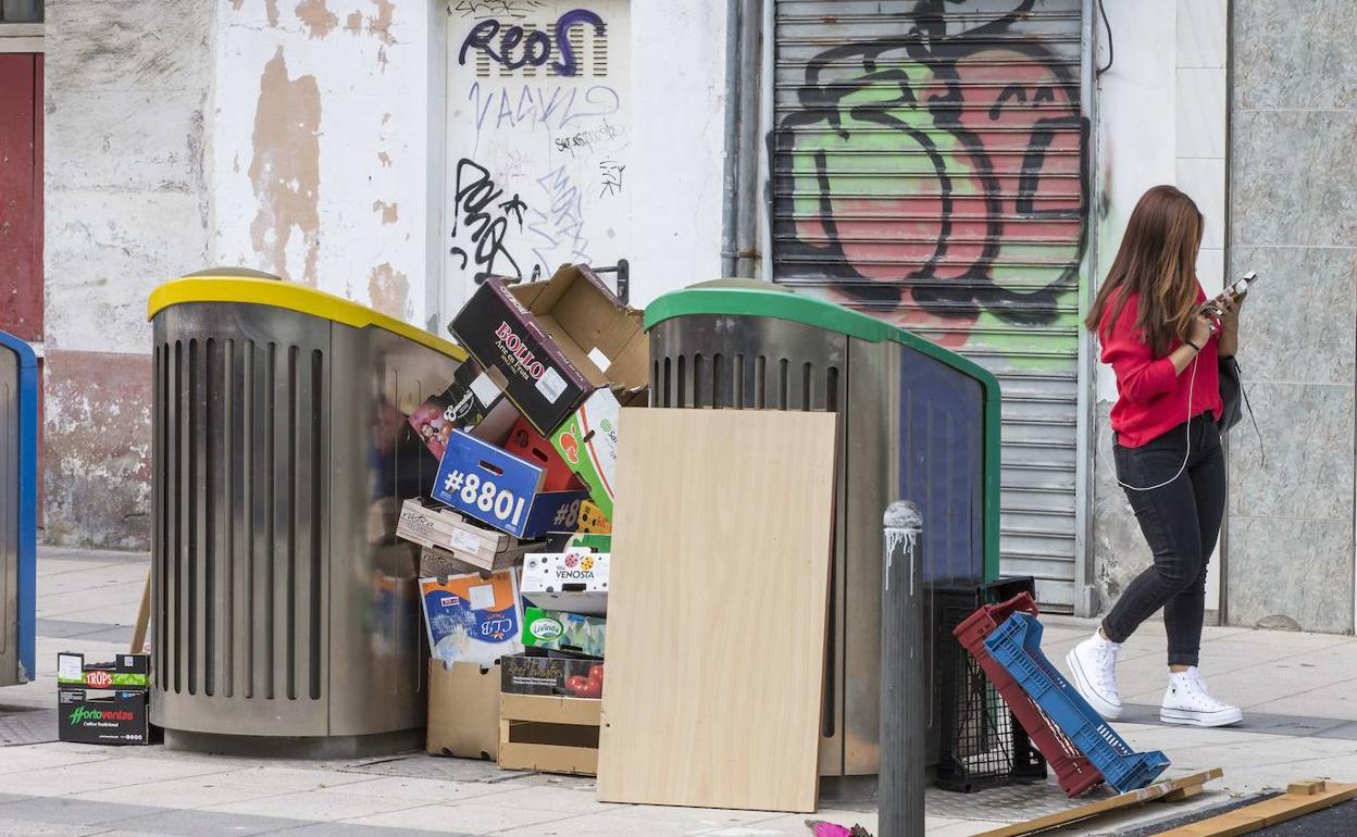 Contenedores soterrados rodeados de basura en la calle Alta de Santander.