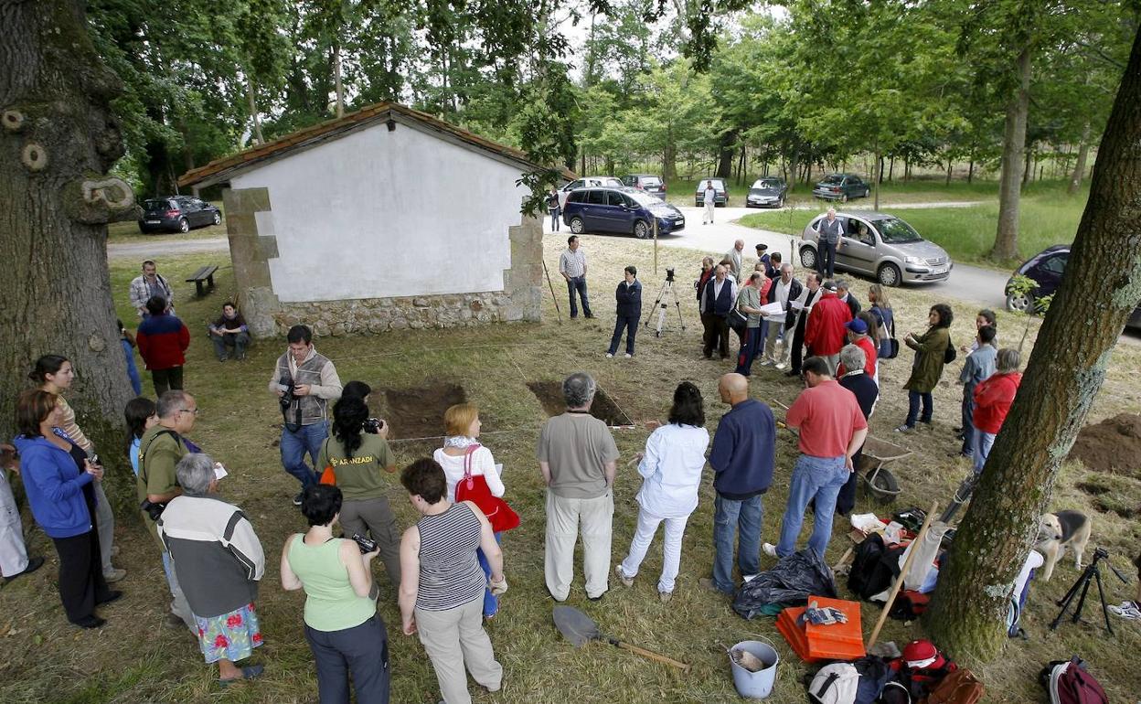 Exhumación en 2009 de los cadaveres de dos milicianos vascos muertos durante la Guerra Civil, junto a la ermita de San Roque, en Caranceja