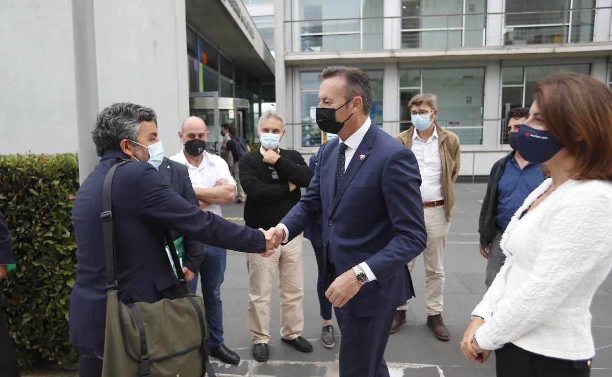 Juan Guillermo Blanco Gómez, consejero de Desarrollo Rural, Ganadería, Pesca, Alimentación y Medio Ambiente de Cantabria saluda a Alejandro Calvo, consejero de Medio Rural y Cohesión Territorial del Principado de Asturias; en presencia de Ángeles Vázquez Mejuto, conselleira de Medio Ambiente, Territorio y Vivienda de la Xunta de Galicia.