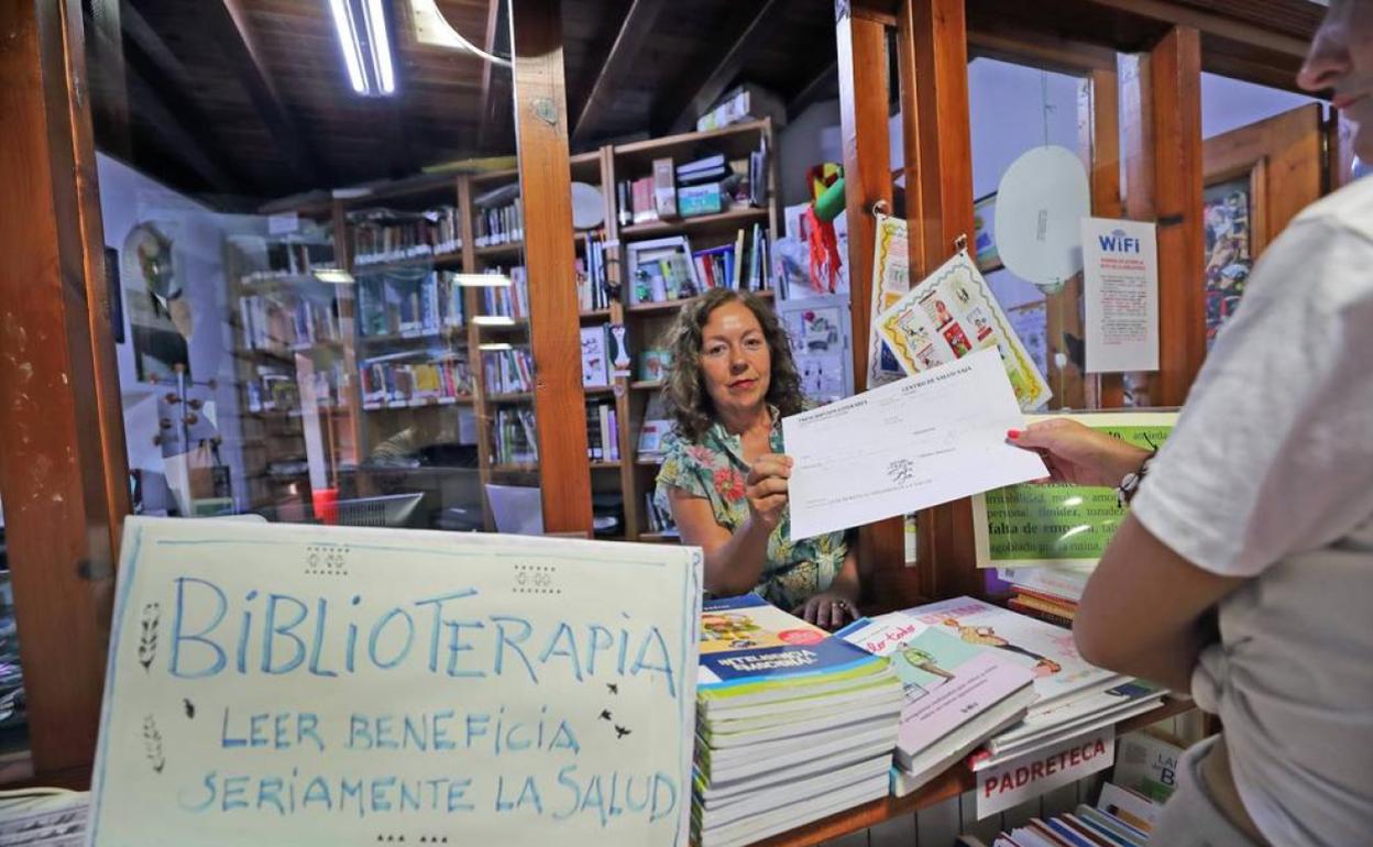 La bibliotecaria de Cabezón, Ana Lilia, habla sobre la biblioterapia en la biblioteca municipal. 