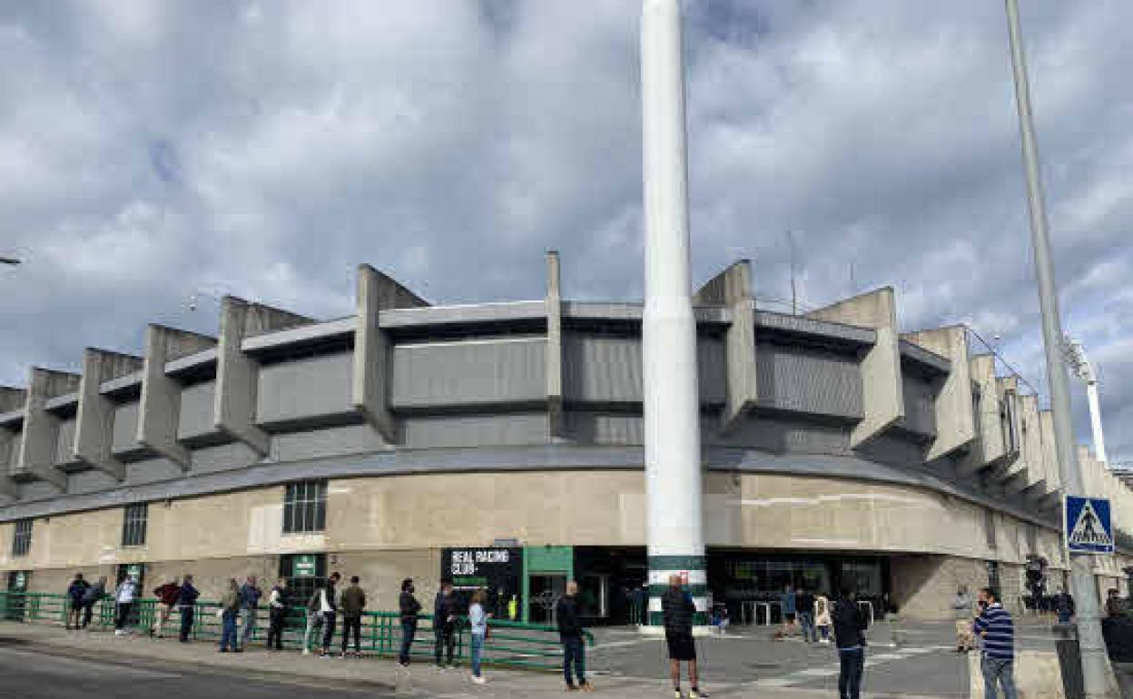 En la imagen, las colas que se formaron ayer en los Campos de Sport de El Sardinero para comprar entradas para el partido del domingo