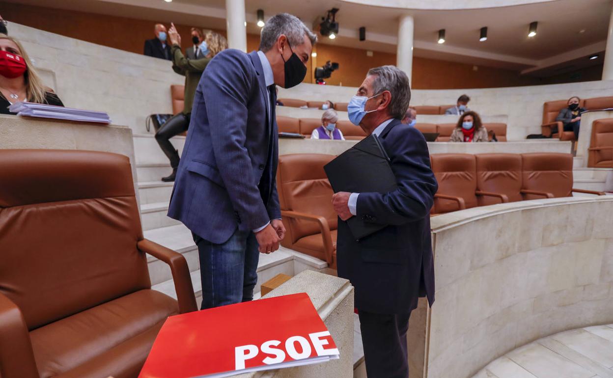 Revilla y Zuloaga durante el pleno de este miércoles 