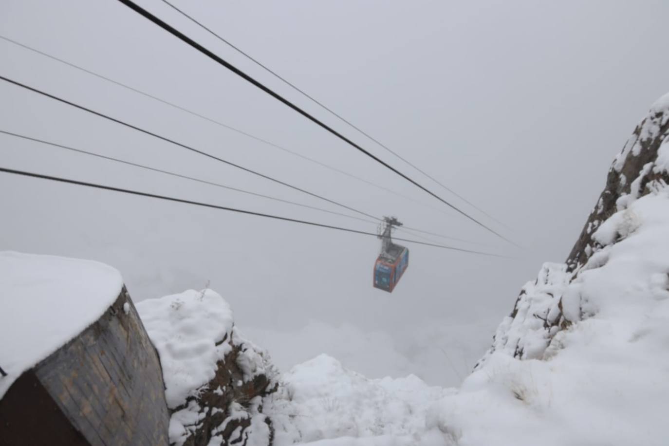 El teleférico vuela sobre la nieve.