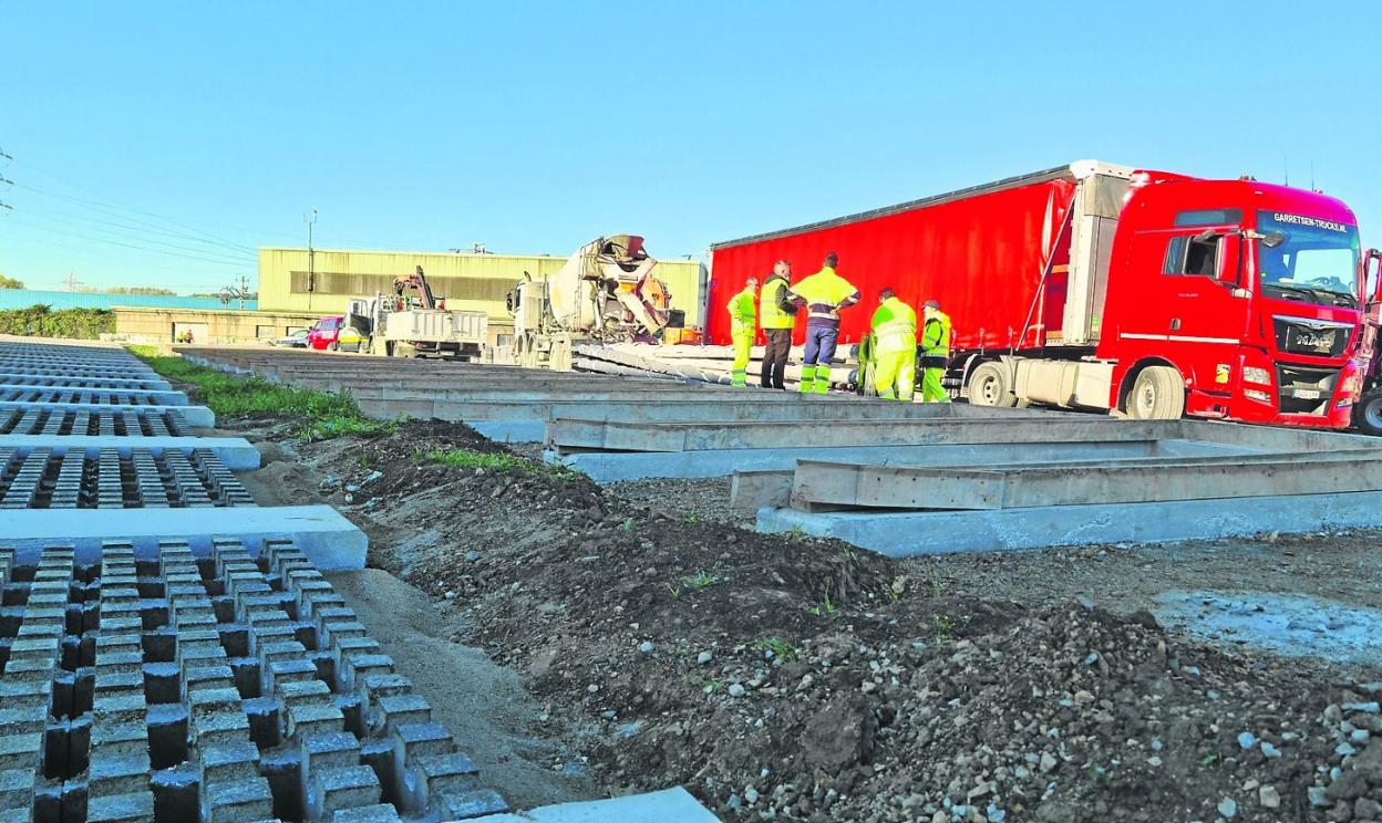 Operarios trabajan durante la instalación de las primeras columnas de iluminación, esta semana, en las obras del aparcamiento de La Vidriera.