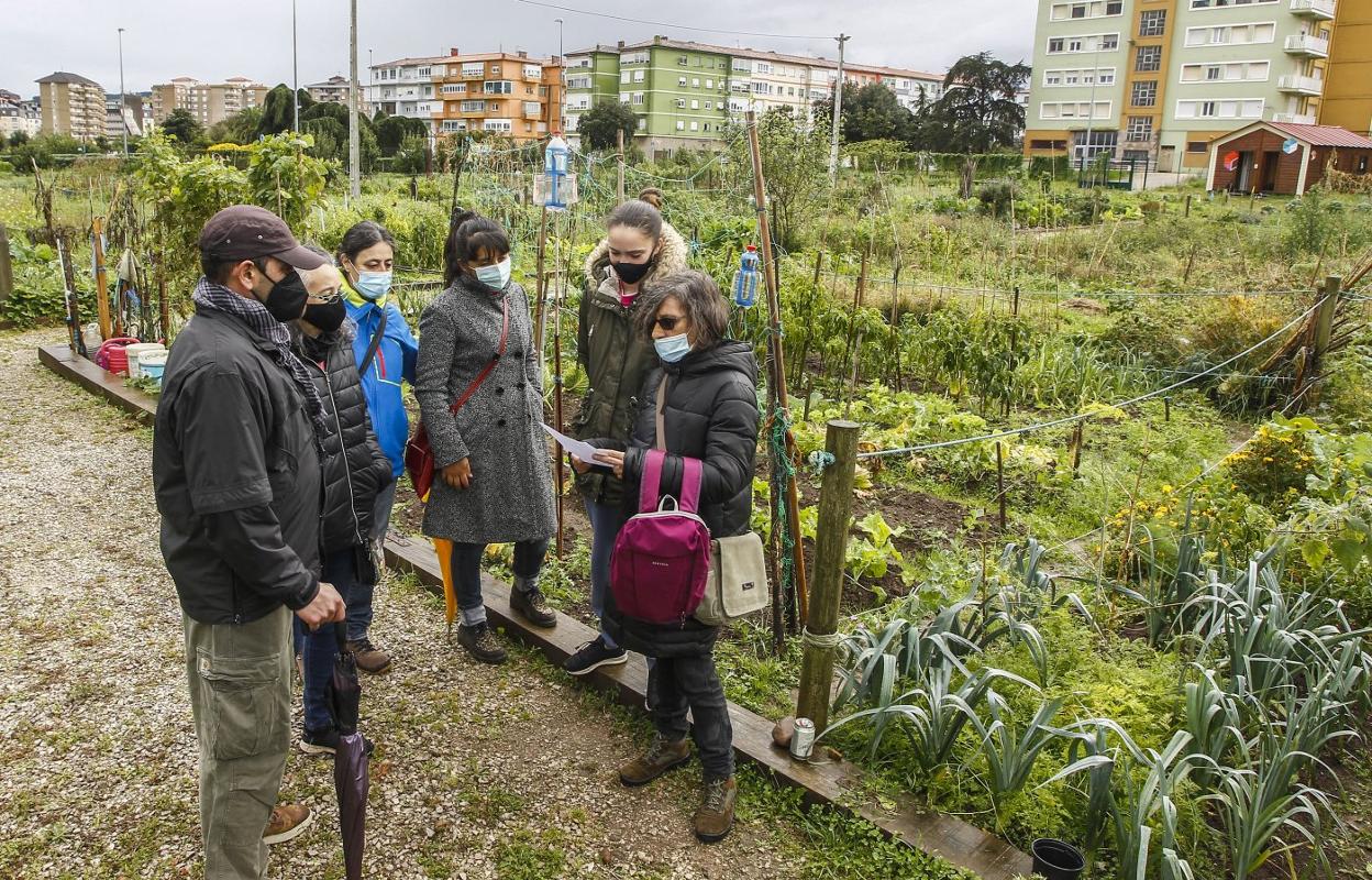 Usuarios de la red de huertos municipales de Mies de Vega posan ayer junto a las parcelas. 