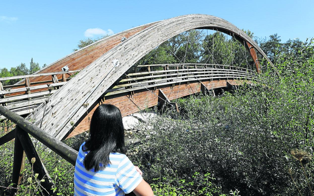 El puente presenta desperfectos en algunos puntos.