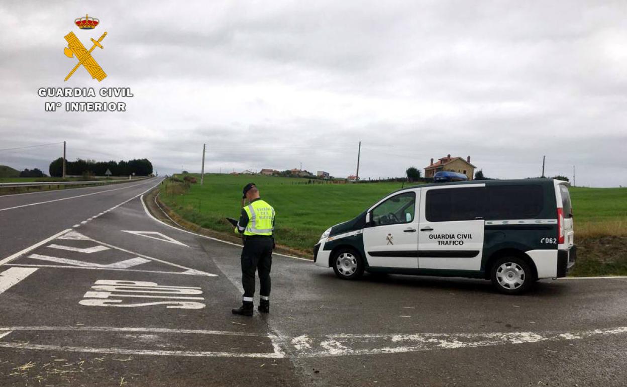 Un agente de la Guardia Civil en el lugar del accidente.