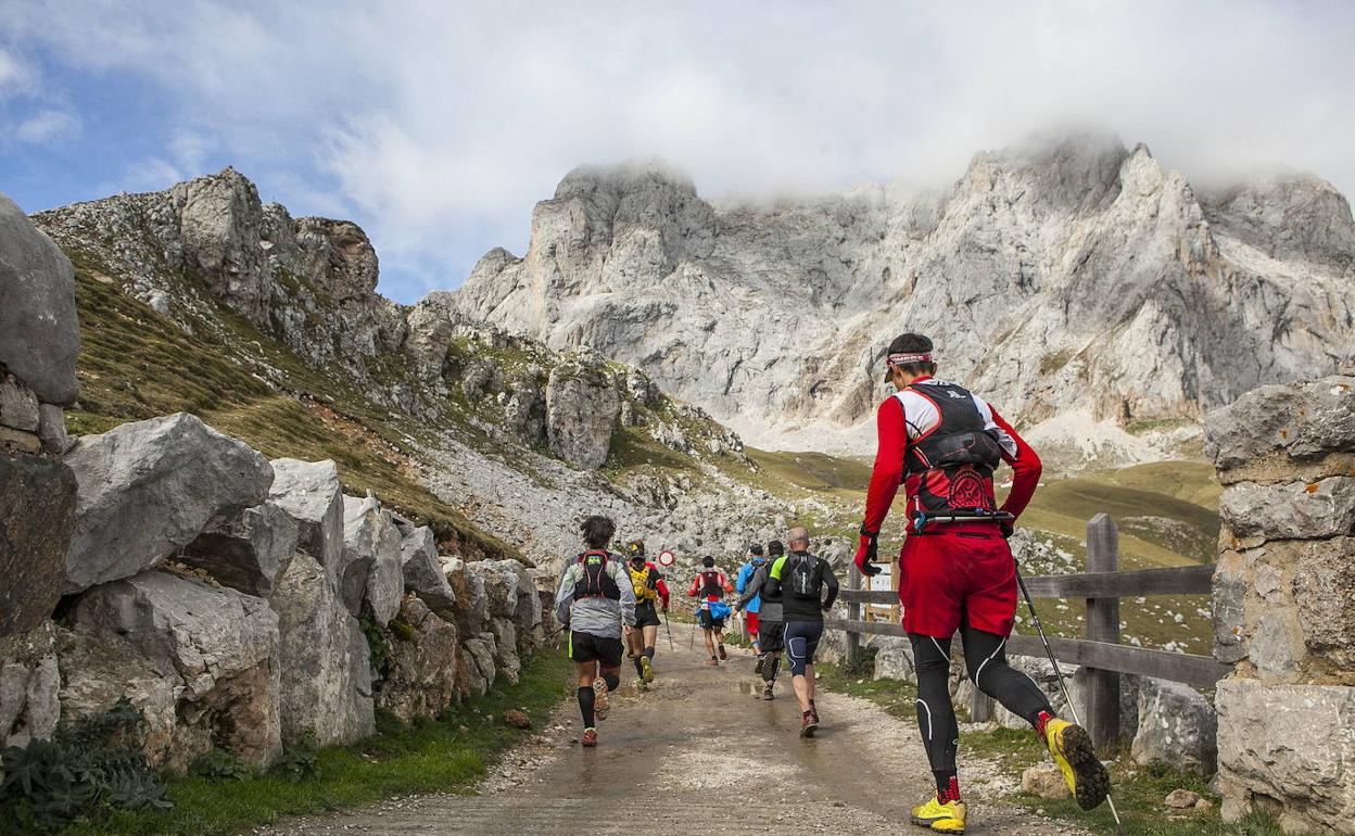 Quedada preparatoria para el Trail Desafío Cantabria, por un sendero próximo al refugio de Áliva, Picos de Europa en el 2017.