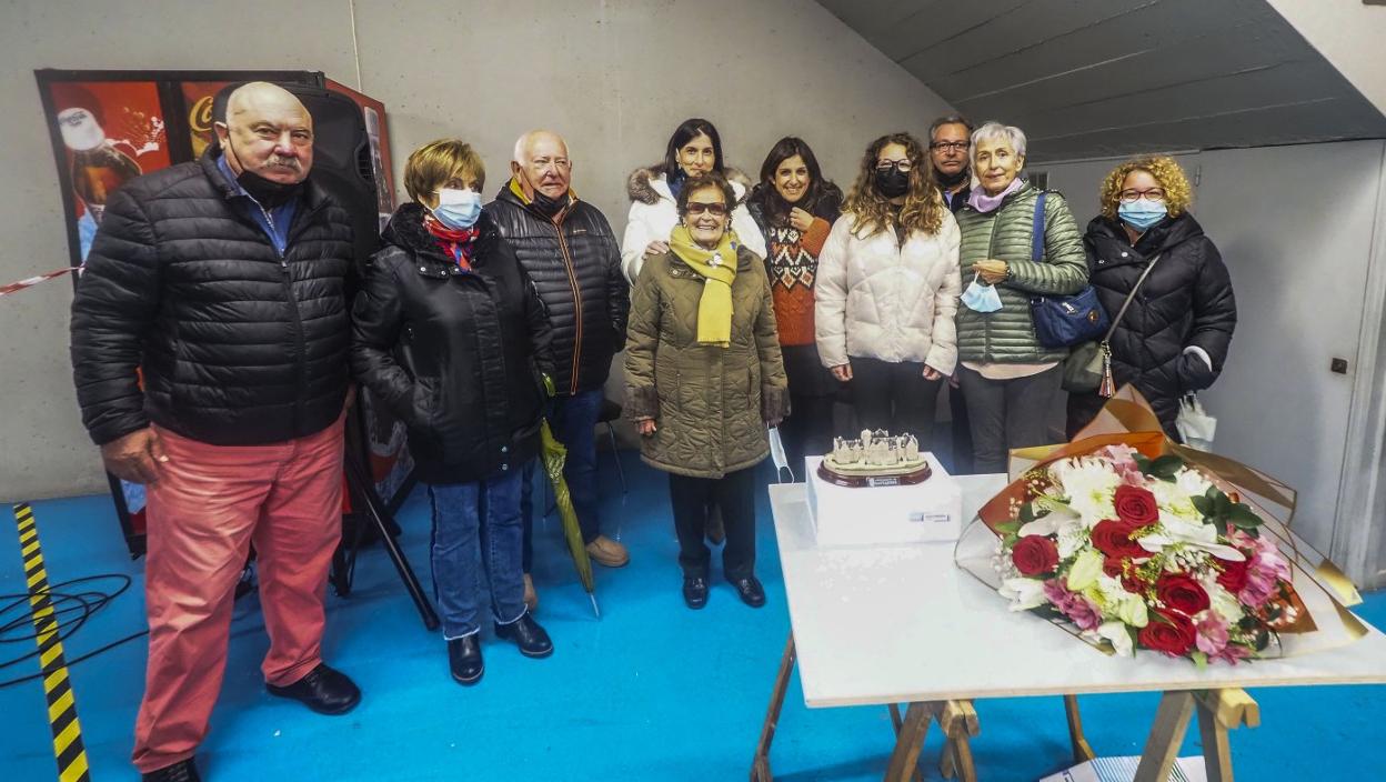 Sara Robledo, en el centro de la imagen, que ayer cumplió 105 años, posa tras recibir un ramo de flores de manos de la alcaldesa Gema Igual, arropada por familiares y vecinos de Tetuán. 