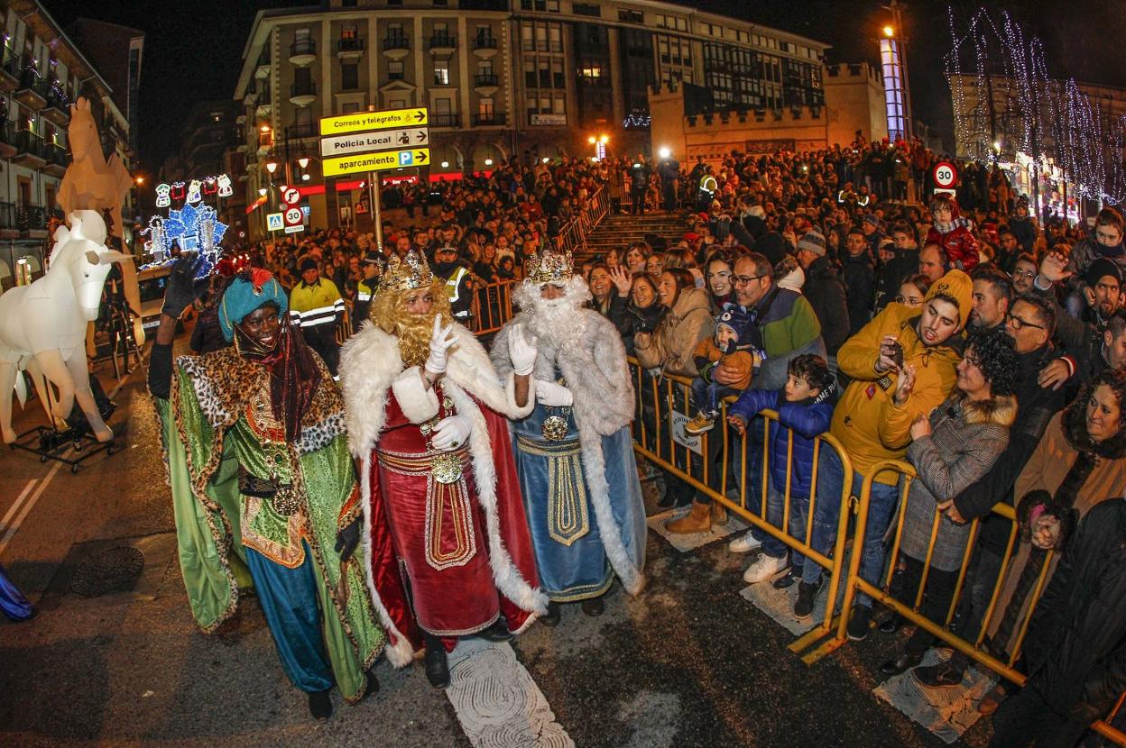 Los Reyes Magos saludan al público junto a la Plaza Mayor en la cabalgata celebrada el 5 de enero de 2020