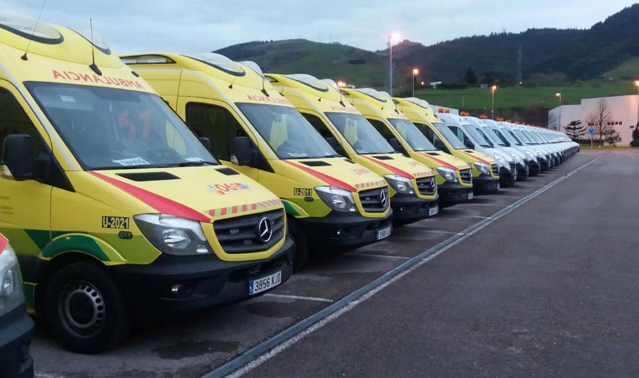 Flota de vehículos de Ambuibérica, que gestiona el transporte sanitario en Cantabria desde 2012.