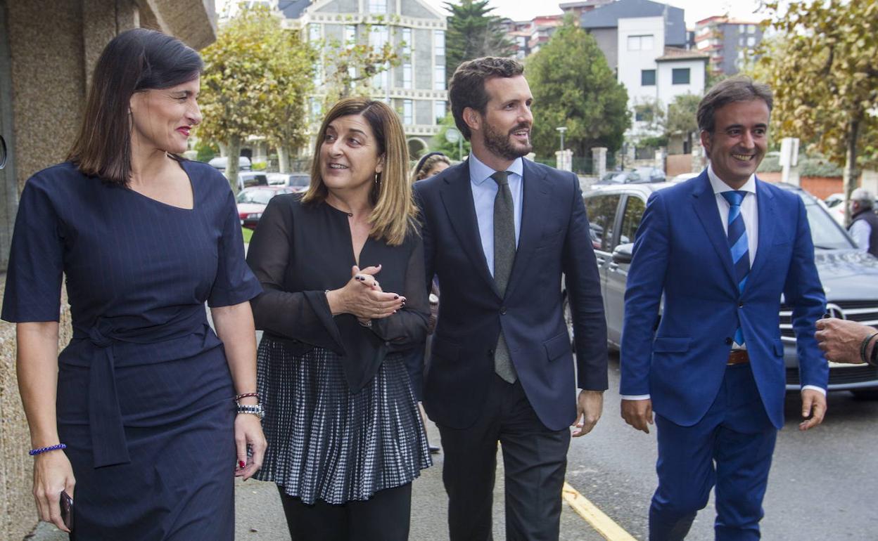 El presidente del Partido Popular, Pablo Casado, en una imagen de archivo con Gema Igual, Maria Jose Saenz de Buruaga y Diego Movellán