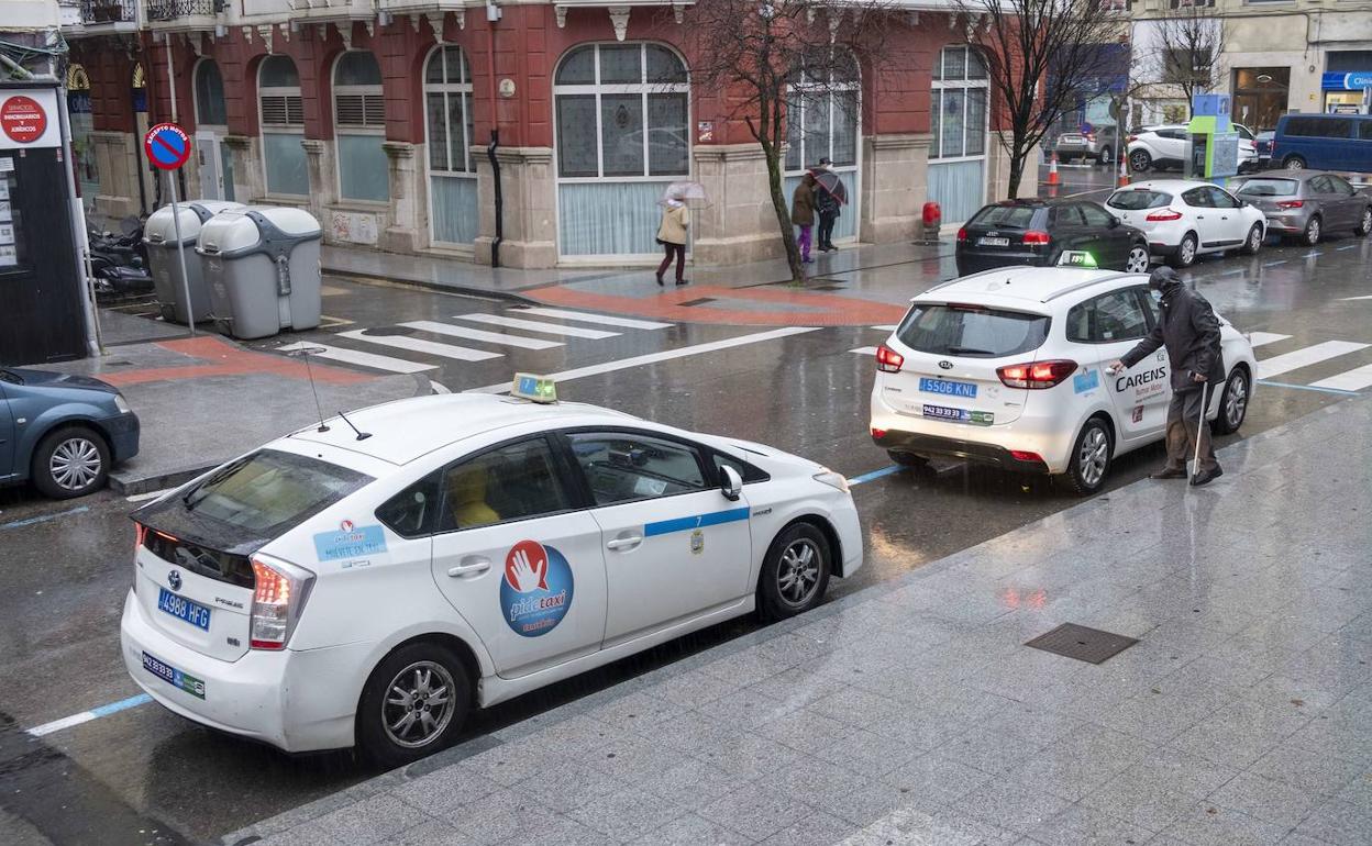 Imagen de archivo de taxis en Santander.