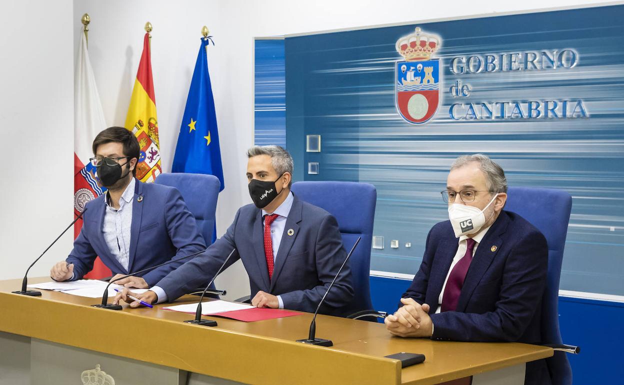 El vicepresidente, acompañado por el rector de la UC y el director general de Universidades, esta mañana.