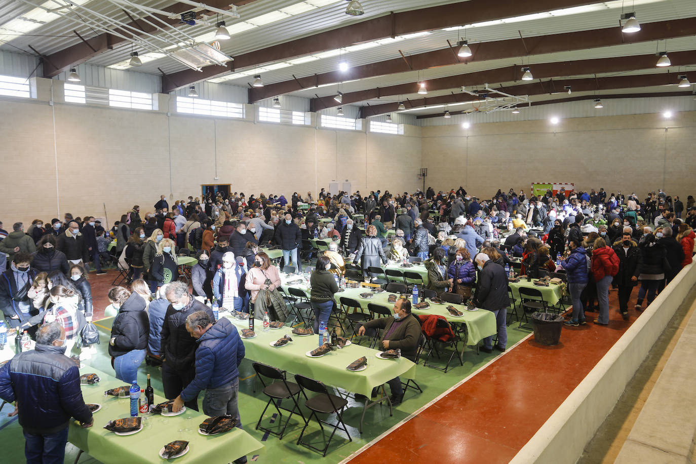 Más de un millar de sipatizantes comieron en el polideportivo de Monzón