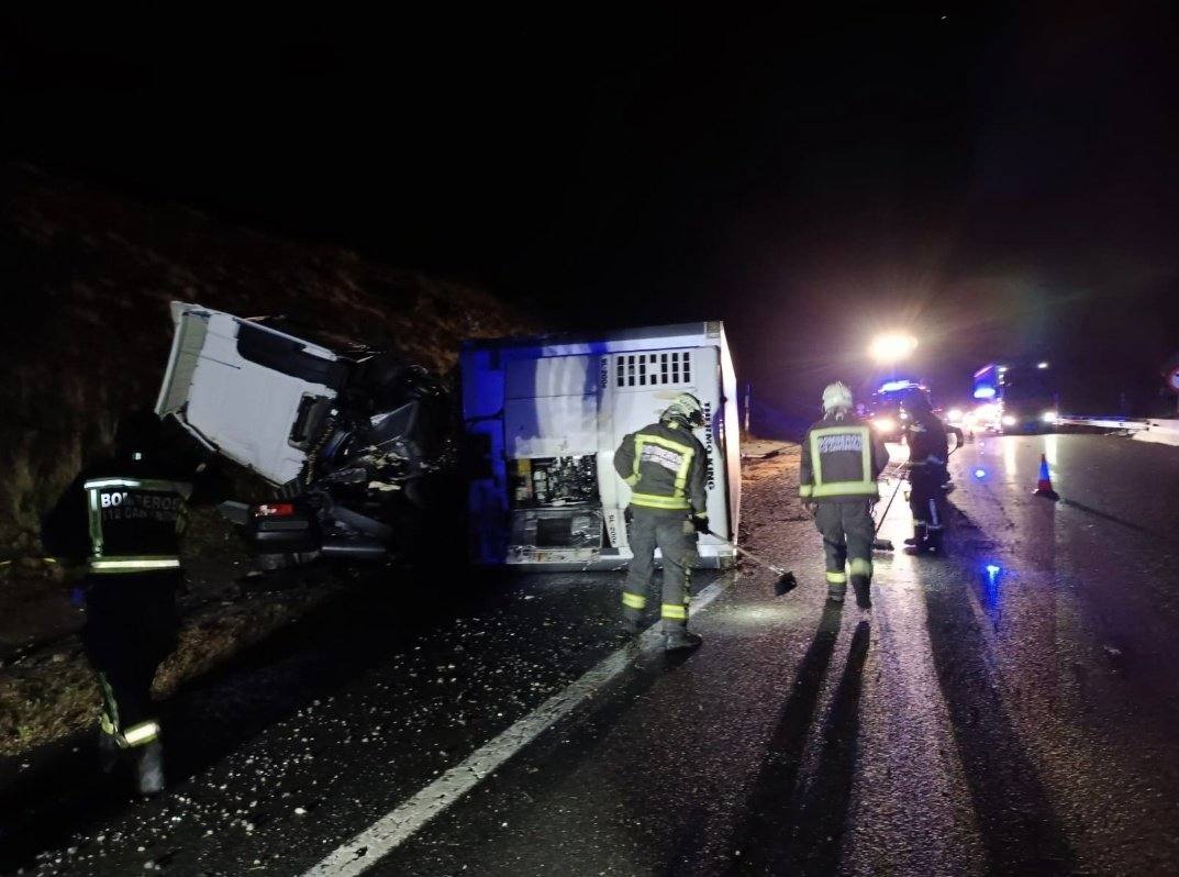 Fotos: Choque de dos camiones en Bárcena de Pie de Concha