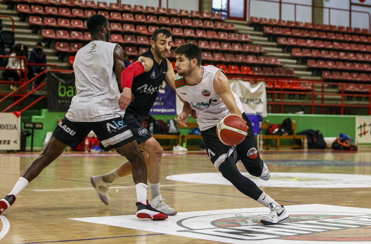 Agustí Sans lleva el balón durante un entrenamiento en Torrelavega. 