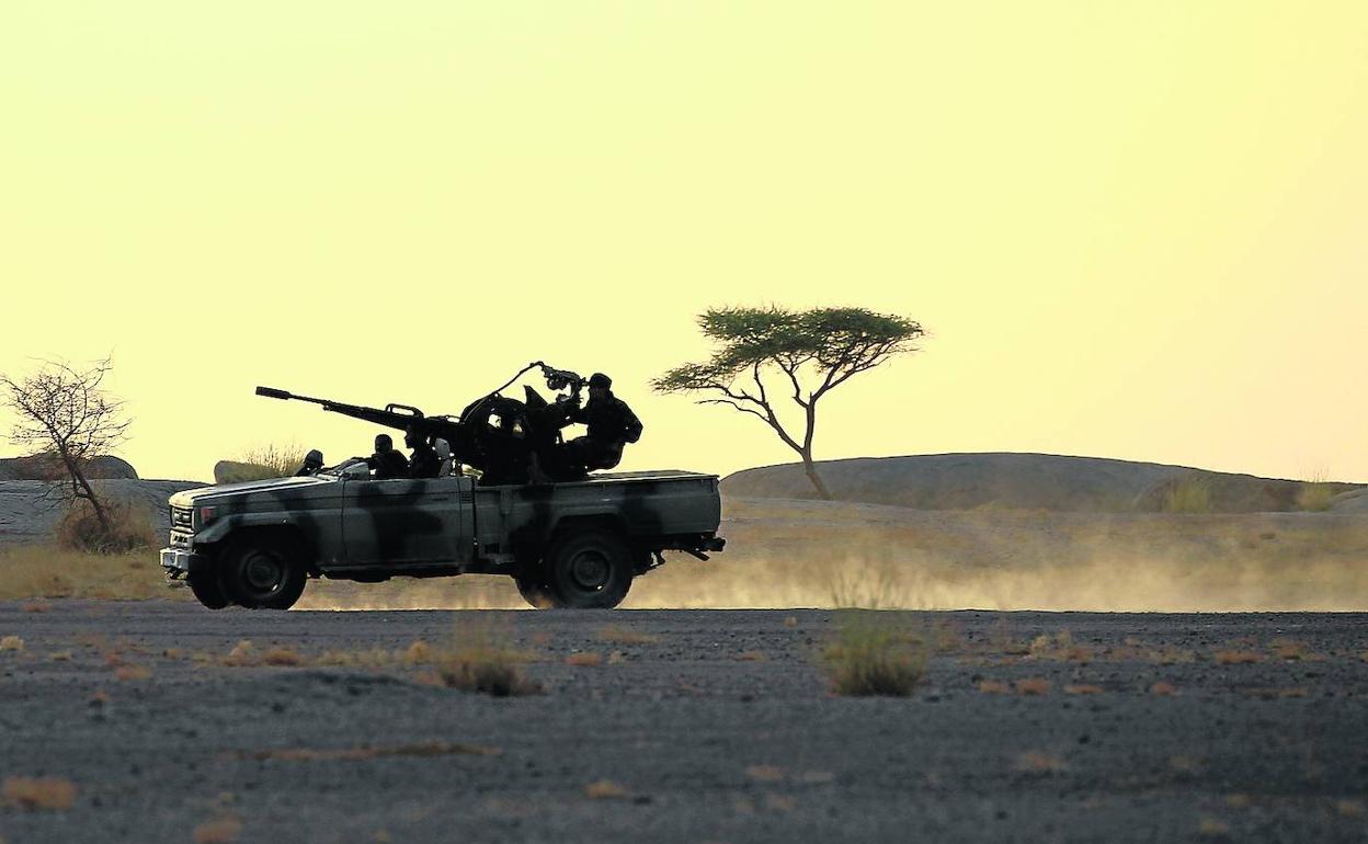 Una patrulla del Frente Polisario circula al oeste del Sáhara equipada con una ametralladora antiaérea. 